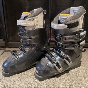 Salomon Woman US size 9 ski boots
